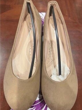Classic Women's Round-Toe Ballet Flats in Tan Size 8.5